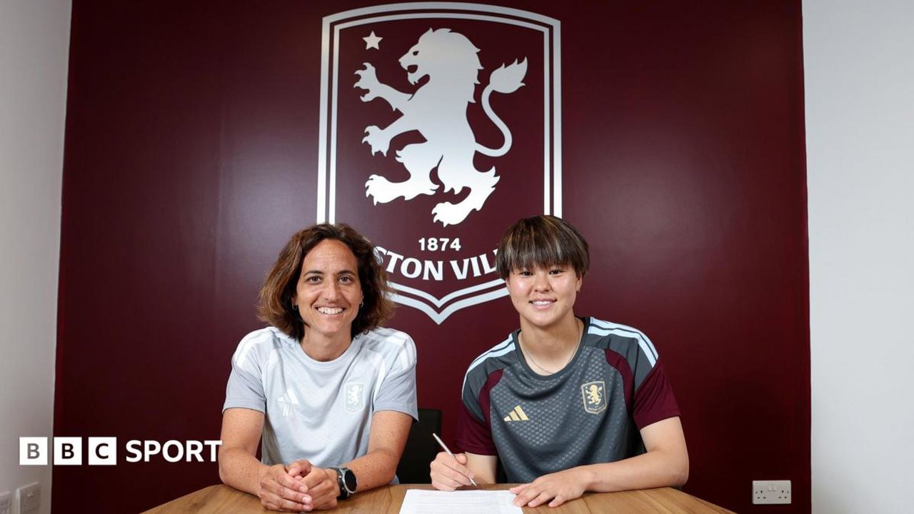 Aston Villa chiêu mộ thủ môn Nhật Bản Akane Okuma