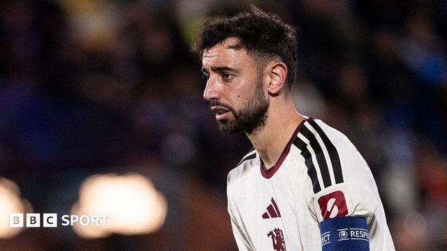 Bruno Fernandes tiếp tục dẫn dắt Manchester United giữa cơn bão chỉ trích