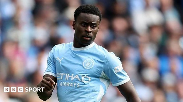 Cầu thủ Premier League đứng thay vì quỳ gối: Thời điểm chuyển động chiến dịch chống phân biệt chủng tộc?