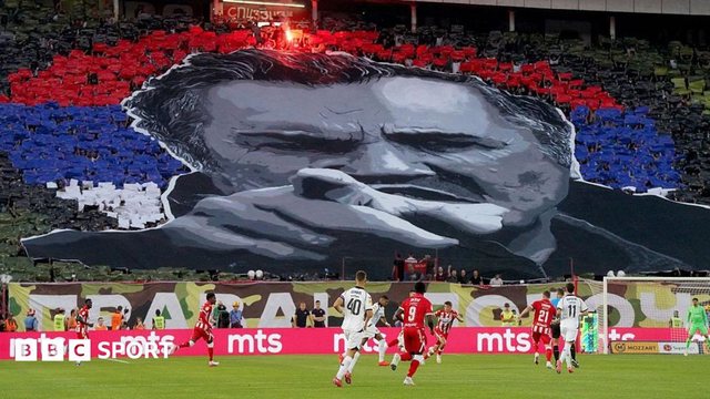 Cổ động viên Red Star gây tranh cãi với tifo vinh danh tội phạm chiến tranh Mladic trước derby