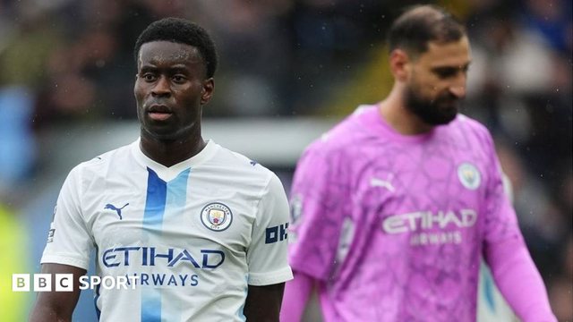 Manchester City nhận thất bại đầu tiên, hàng thủ lộ rõ vấn đề