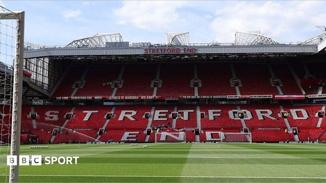 Manchester United Bán Cỏ Old Trafford Để Gắn Kết Với Người Hâm Mộ