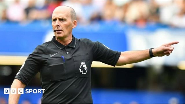 Mike Dean chia sẻ những kỷ niệm hài hước trong sự nghiệp cầm còi