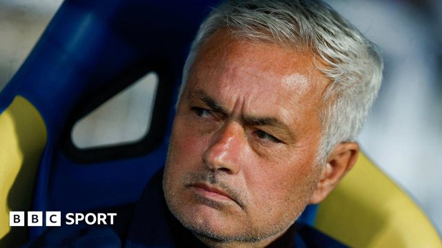 Mourinho kết thúc mùa giải bất bại cùng Benfica nhưng chỉ đứng thứ ba