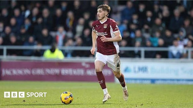Notts County chiêu mộ tiền vệ Dean Campbell từ Northampton Town