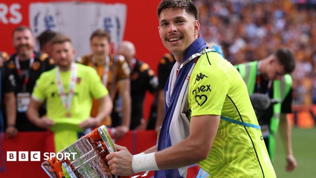 Rangers chiêu mộ thủ môn Ivor Pandur từ Hull City