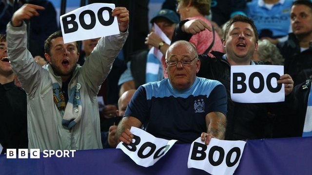 Sự phẫn nộ của cổ động viên Manchester City trước các khúc ca trước trận đấu