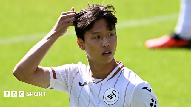 Swansea City ủng hộ Eom Jisung sau vụ lạm dụng phân biệt chủng tộc